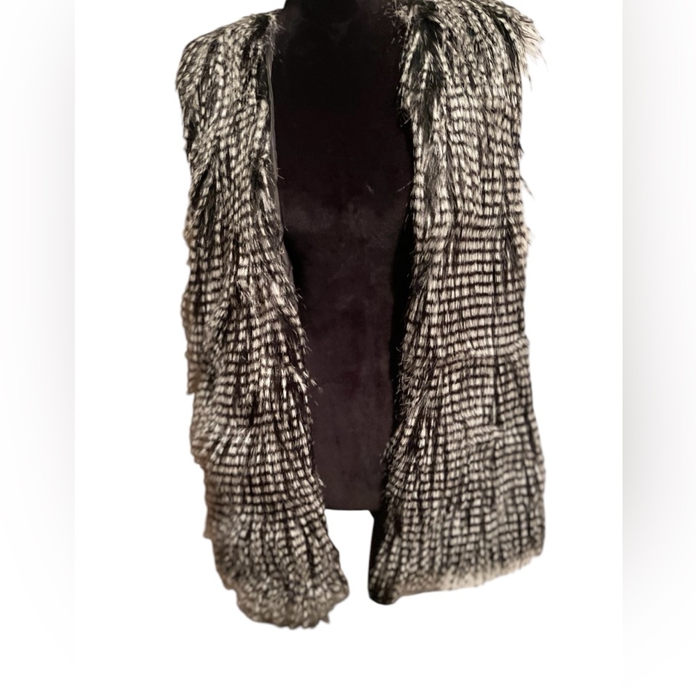 🤑Gianni Bini Women's Faux Fur Vest Boho Holiday Dots Black White. A head turner😊